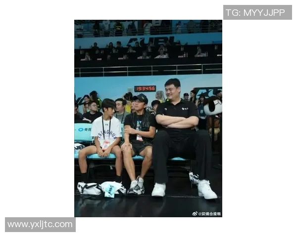 姚明亲临昆山篮球盛会引发球迷热烈追捧与欢呼